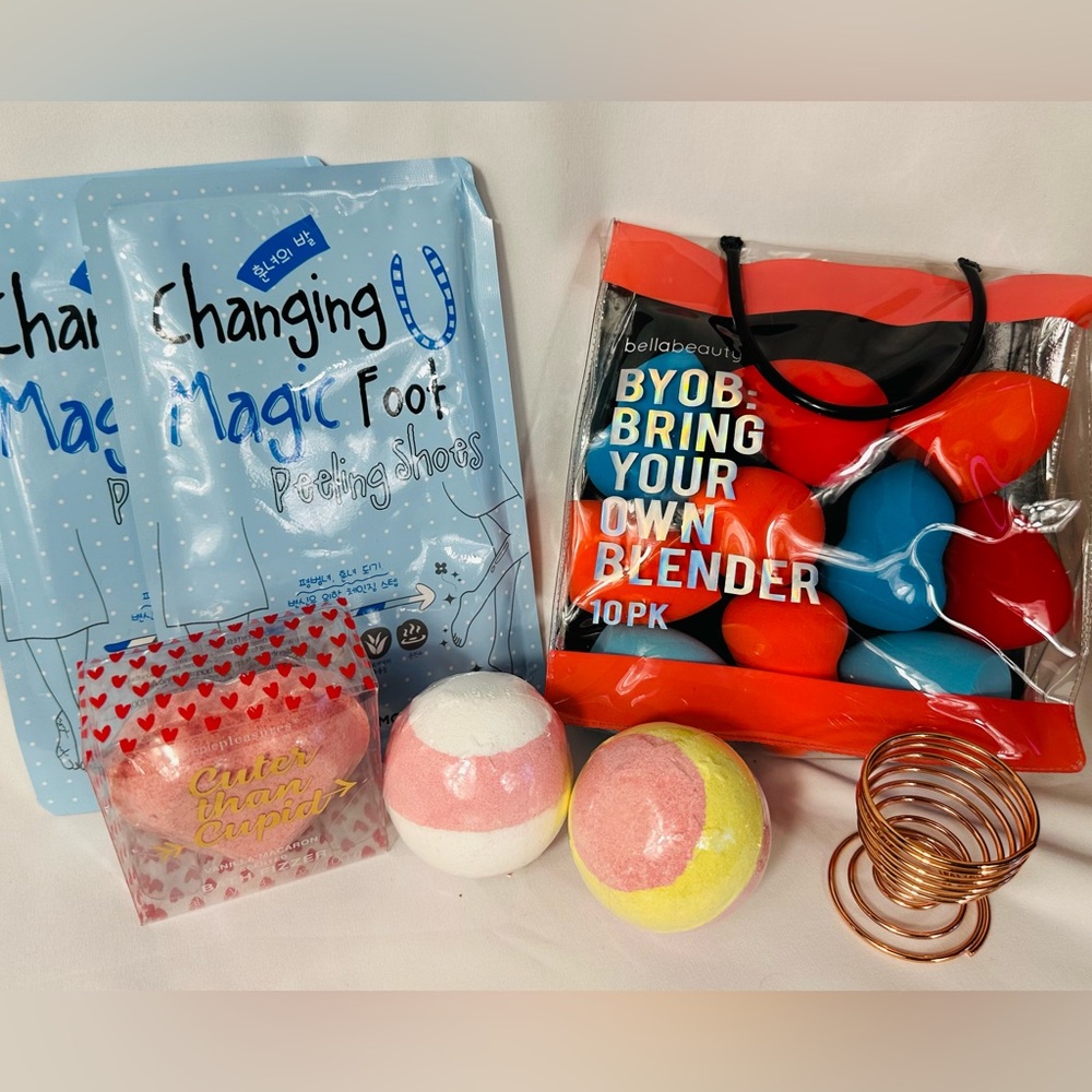 🛀💋 Cute Beauty Bundle!! Bath bombs, blenders, & more! Great Stocking stuffers!